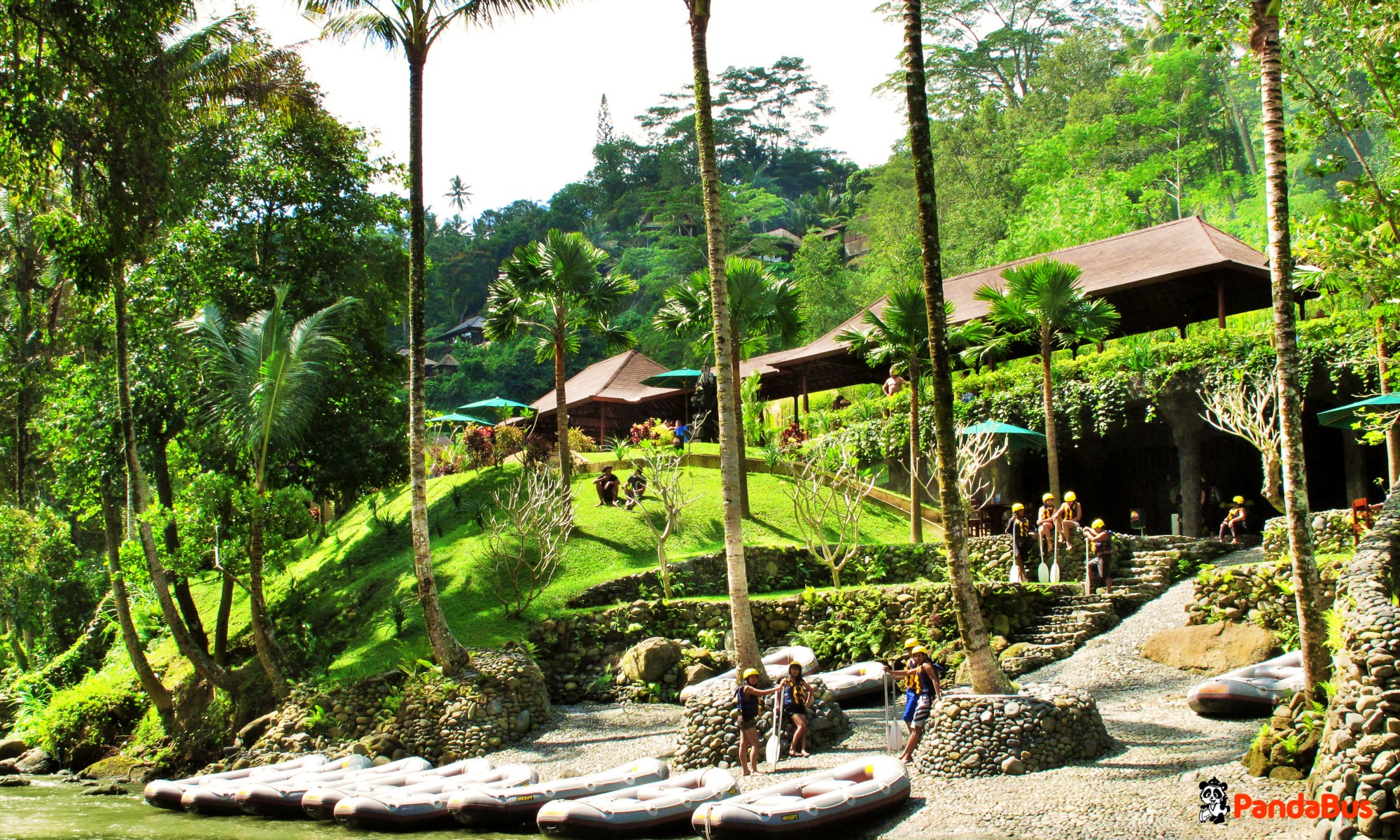 シャワー、着替え、ビュッフェの昼食